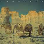Ladytronin "White Elephant" -single etukannessa piirros aavikolla ruokailevista elefanteista, jotka vaikuttavat olevan valkoisia tai vaaleanruskeita.