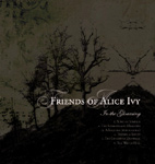 Friends of Alice Ivyn "In the Gloaming" -albumin etukannessa siluettikuva kuolleista, lehdettömistä puista ruskeaa taustaa vasten. Kuvan oikeassa alakulmassa lukee valkoisella bändin ja levyn nimi.