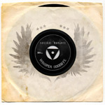 Valokuva vaaleankeltaisesta paperikuoresta, jonka välistä pilkottaa musta vinyylilevy. Vinyylin pinnassa lukee valkoisella Suicidal Romance ja "Whisper Goodbye".