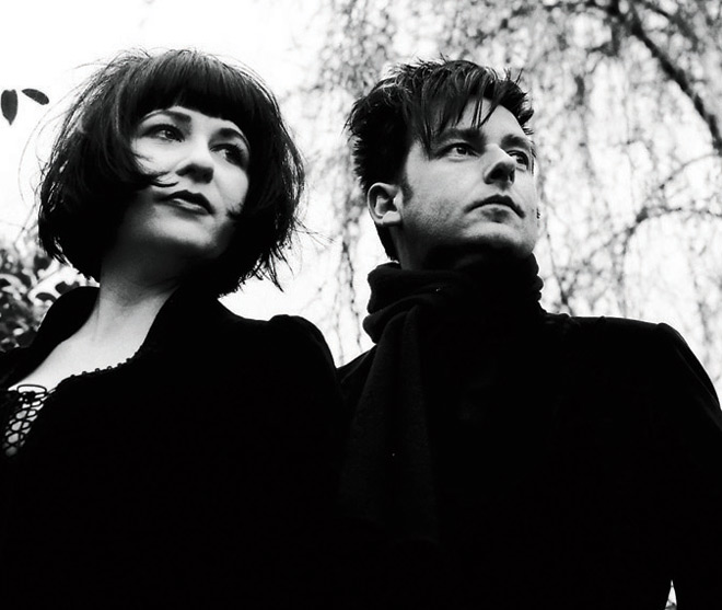 Harmaasävyinen valokuva Friends of Alice Ivyn kokoonpanosta, johon kuuluu yksi nainen ja mies.