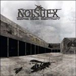 "Dead End District" -albumin etukannessa suuria ampiaisia, jotka tallustelevat pienen betonista valetun parkkihallin edustalla. Kuvan yläosassa lukee Noisuf-X.