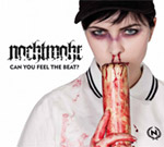 Valokuva mustahiuksisesat ihmisestä, jolla suussa paksu verinen lenkkimakkara. Kuvan vasemmassa laidassa lukee mustalla Nachtmahr.