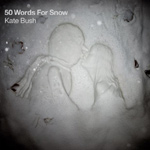 "50 Words For Snow" -albumin etukannessa valokvua lumeen kaiverretusta piirroksesta, jossa vasemmalla lumiukko ja oikealal nainen. He ovat suuteloimassa.