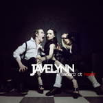 "Chimaera at Heat" -albumin etukannessa valokuva kahdesta naisesat ja miehestä istumassa lähes mustaa taustaa vasten penkillä. Kuvan alaosassa lukee valkoisella Javelynn.