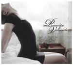 Valokuva naisesat, joka pikkumustaan pukeutuneena taivuttaa selkäänsä sängyllä.