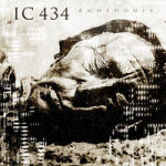 Ylivalottunut valokuva vanhan miehen tai naisen kasvoista silmäluomet suljettuina. Kuvan vasemmassa yläkulmass IC 434:n logo.