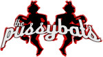 The Pussybats -bändin logo valkoista taustaa vasten. Kuvassa lukee "the pussybats", jonka taustalla on kaksi sarvipäistä siluettia, jotka muistuttavat tanssivia ihmisiä.