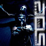 Valokuva kahdesta mustaan nahkaan pukeutuneesta ihmisestä, joilla molemmilla kaasunaamarit naamalla.