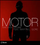 "Man Made Machine" -singlen etukannessa tummanpunainen tausta, jota vasten miehen siluetti. Kuvan päällä lukee valkoisella Motor.