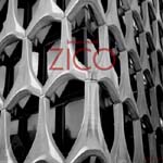 Harmaasävinen valokuva symmetrisestä säleiköstä, jonka päällä lukee punaisella värillä Zico.