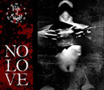 Harmaasävyinen valokuva naisesta ja vasemmassa laidassa sana No Love valkoisella värillä tavutettuna kolmelle eri riville.