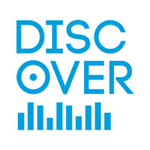 Valkoinen pohjaväri ja sen päällä kirkkaansinisellä värillä sana "Discover" ilman lainausmerkkejä ja keskeltä kahtia katkaistuna. Alaosassa sinisiä palkkeja.