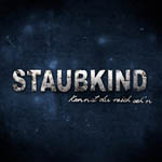 Tummansininen tausta, jonka päällä ruhjottu rautainen Staubkind-logo. Sen alla lukee kaunokirjoituksella "Kannst du mich seh'n".