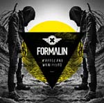 Valokuva kahdesta henkilöstä seisomassa suuren mustan kolmion laidoilla. Kolmion sisällä lukee Formalin ja albumin nimi valkoisella värillä.