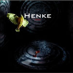 "Herz"-EP:n etukannessa tumma tausta, jota vasten keltainen kolibri lentää ja ylöspäin. Linnun oikealla puolen Henke-logo valkoisella värillä ja pelkistetyllä fontilla.