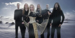 Leaves' Eyes -bändin promokuva, jossa Liv Kristine seisoo bändin jäsenten ympäröimänä lumihangessa, taivas on sininen ja aurinko paistaa.