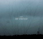 "Exit Strategy" -albumin etukannessa sininen taivas, jota vasten harmaita risuja ja alaosassa mustaa maata.