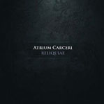 Tummansininen, lähes harmaa, tausta. Sen päällä lukee valkoisella värillä Atrium Carceri, jonka alla albumin "Reliquiae" nimi.