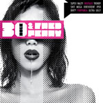 Harmaasävyinen valokuva naisesta, jonka silmien edessä vaaleanpunainen laatta, jonka päällä lukee "30-Hole And Fred Perry".