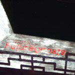 "Futureghosts"-EP:n etukannessa mustaharmaa kuva, jonka alaosassa lukee harmaata palkkia vasten punaisella sekä yhtyeen että EP:n nimi.