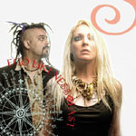 "East"-EP:n kannessa valokuva rastatukkaisesta miehestä ja vaaleahiuksiesta naisesta. Kuvan vasemmassa alakulmassa on ilmansuunnat ja kompassin merkkejä.