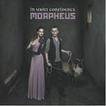 Tietokonegrafiikkaa: kuva naisesta ja miehestä harmaassa huoneessa pitäen lieassa vuohta tai muuta elukkaa.