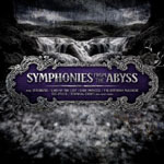 Goottimusiikkia sisältävän kokoelma-albumin "Symphonies from the Abyss" etukannessa tummanharmaa pilvikuvio, jonka päällä violetti plakaatti missä lukee kokoelman nimi vaalealla värillä.