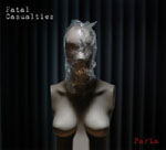 Tummanharmaa verho, jota vasten valokuva mallinukesta, jonka päässä läpinäkyvä muovipussi. Vasemmassa yläkulmassa lukee valkoisella värillä "Paria" ja bändin nimi.