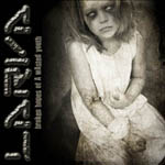 "Broken Hopes of a Wasted Youth" -albumin kannessa harmaasävyinen kuva tytöstä, joka laittaa injektioneulalla tavaraa suoneensa. Vasemmassa laidassa Larva-logo pystysuuntaisesti.