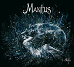 Sinertävä kuva räiskyvästä, kimaltelevasta ihmisen ja suden sisältävästä piirroksesta. Kuvan yläosassa Mantus-logo valkoisella.