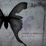 Albumin "Broken Wings" kansitaiteena mustaharmaa valokuva suurisiipisestä perhosesta. Tausta on vaaleansinistä ja harmaata. Sen oikeassa laidassa lukee Chemical Sweet Kid ja sen alla "Broken Wings" ilman lainausmerkkejä.