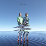 Tietokoneella luotu kuva tyynestä sinisestä merestä, jonka päällä kaksi miestä seisoo niin, että miesten keskivartalo aaltoilee horisontaalisesti.