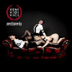 Valokuva kolmesta naisesta nahkasohvalla ja tummanharmaata taustaa vasten. Vasemmassa yläkulmassa Nachtmahr-logo valkoisella.