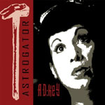 Ylivalottunut, mustavalkoinen valokuva naisesta, joka katselee ilmeettömästi eteensä. Vasemmassa laidassa on punaista taustaa vasten piirretty vasara.