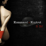 Valokuva naisesta, joka alaston ja jonka käsivarret sidottu punaisella narulla selän taakse. Kuvan keskellä on Kommand+Kontrol-logo, jonka alla musta knalli.