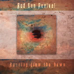 Tahroilla täytetty kuva, jonka keskellä neliö täynnä erilaisia muodottomia muotoja ruskealla, mustalla, punaisella ja sinisellä värillä. Kuvan yläosassa Red Sun Revival -logo valkoisella värillä.