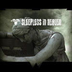 Valokuva harmaasta kivipatsaasta, joka muistuttaa alaspäin nojautuvaa naishahmoa. Kuvan keskellä lukee valkoisella värillä "Sleepless in Heaven".