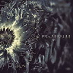 Piirros, jossa näkyy vasemmalla puolella teräväreunainen hahmo, josta hohtaa keltaista valoa. Kuvan oikeassa laidassa on Ex_Tensionin logo.