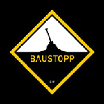 Musta tausta, jonka päällä keltaisella värillä kehystetty liikennemerkkiä muistuttava kuvan, jonka keskellä lukee keltaisella Baustopp.