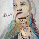 Vesivärimaalaukselta vaikuttava kuva kahdesta ihmishahmosta, joiden vasemmalla puolella lukee Dioraman nimi mustalla värillä.