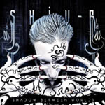 Mustavalkoien npiirros pitkäsormisesta ihmistä etäisesti muistuttavasta olennosta katselemassa kulmiensa alta.