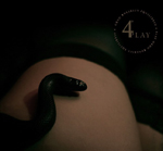 Valokuva mustasta käärmeestä liukertelemassa vaalealla ihon pinnalla. Kuvan oikeassa yläkulmassa lukee "4Play"-levyn nimi ilman lainausmerkkejä.