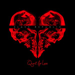 Musta tausta, jota vasten sydämen muotoinen läjä punaisia kiehkuroita. Kuvan alaosassa lukee kaunokirjoituksella "Quest for Love".