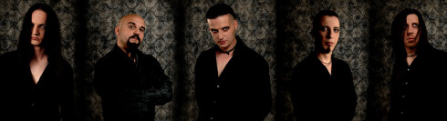 Scream Silence -yhtyeen profiilikuvat. Miehet seisovat tummahkoa seinää vasten yllään mustat paidat. Seinän tapetti on koristeellinen.