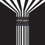 Tummanruskeaa taustaa vasten valkoisia juovia pystysuuntaisesti ja juovien keskellä Spetsnaz-logo valkoisella.