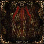 "Anathema"-albumin etukannessa synkkä kolmen punaisen tahran jättämä jälki tummanruskeaa taustaa vastne. Kuvaa koristaa ja kehystää kullattu rönsyilevä kuviointi.