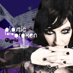 "Plastic And Broken" -EP:n etukannessa mustahiuksinen ihminen, joka pitää käsiään suunsa edessä ristissä. Kynnet maalattu mustiksi. Vasemmassa laidassa lukee valkoisella "Plastic And Broken".