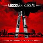 Aircrash Bureau -logo valkoisella voimakaskontrastista, punamustaa taustaa vasten. Kuvassa näkyy suuria moderneja rakennuksia. Kuvan alaosassa lukee MCD:n "Zerstorer der Welt" nimi.