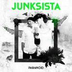 "Paranoid"-EP:n etukannessa harmaasävyinen valokuva kahdesta tummahiuksisesta ihmisestä, joiden yllä lukee vihreällä värillä ja tikkukirjaimin Junksista.