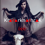 "666"-albumin etukannessa tummahiuksinen nainen, joka levittelee käsiään ja pitkiä hiuksiaan eläimen sarvekkaan pääkallon takana.